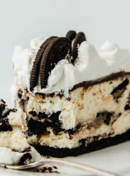 A slice of oreo cheesecake on a plate.