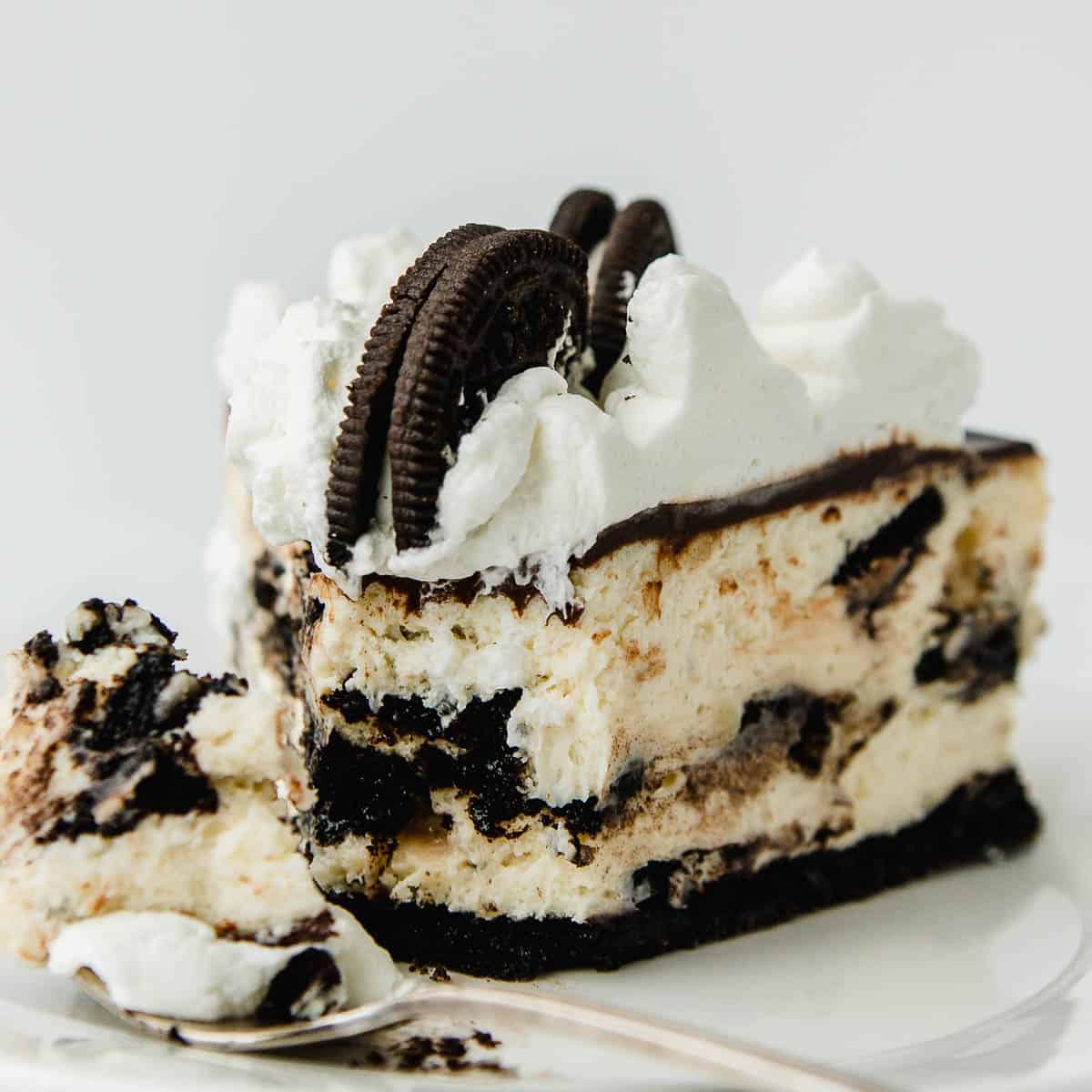 A slice of oreo cheesecake on a plate.