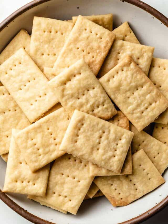 cropped-Sourdough-butter-crackers-in-a-bowl.jpg